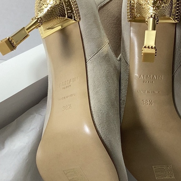 Balmain
Women's Pointed Toe Sculpted High Heel Ankle Boots - Picture 11 of 16